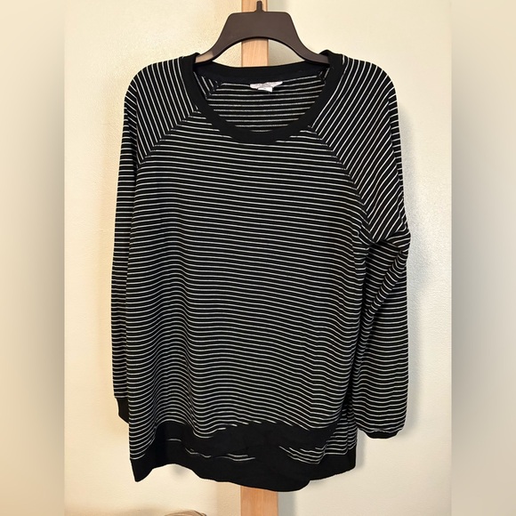 4 for $20!Bundle 4 items w/this title and offer $20!Danskin tulip hem sweatshirt - Picture 1 of 4